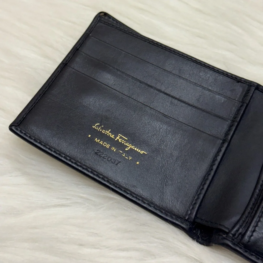 SALVATORE FERRAGAMO - BLACK LEATHER GOLD PLATED SECURE CLOSURE BIFOLD WALLET